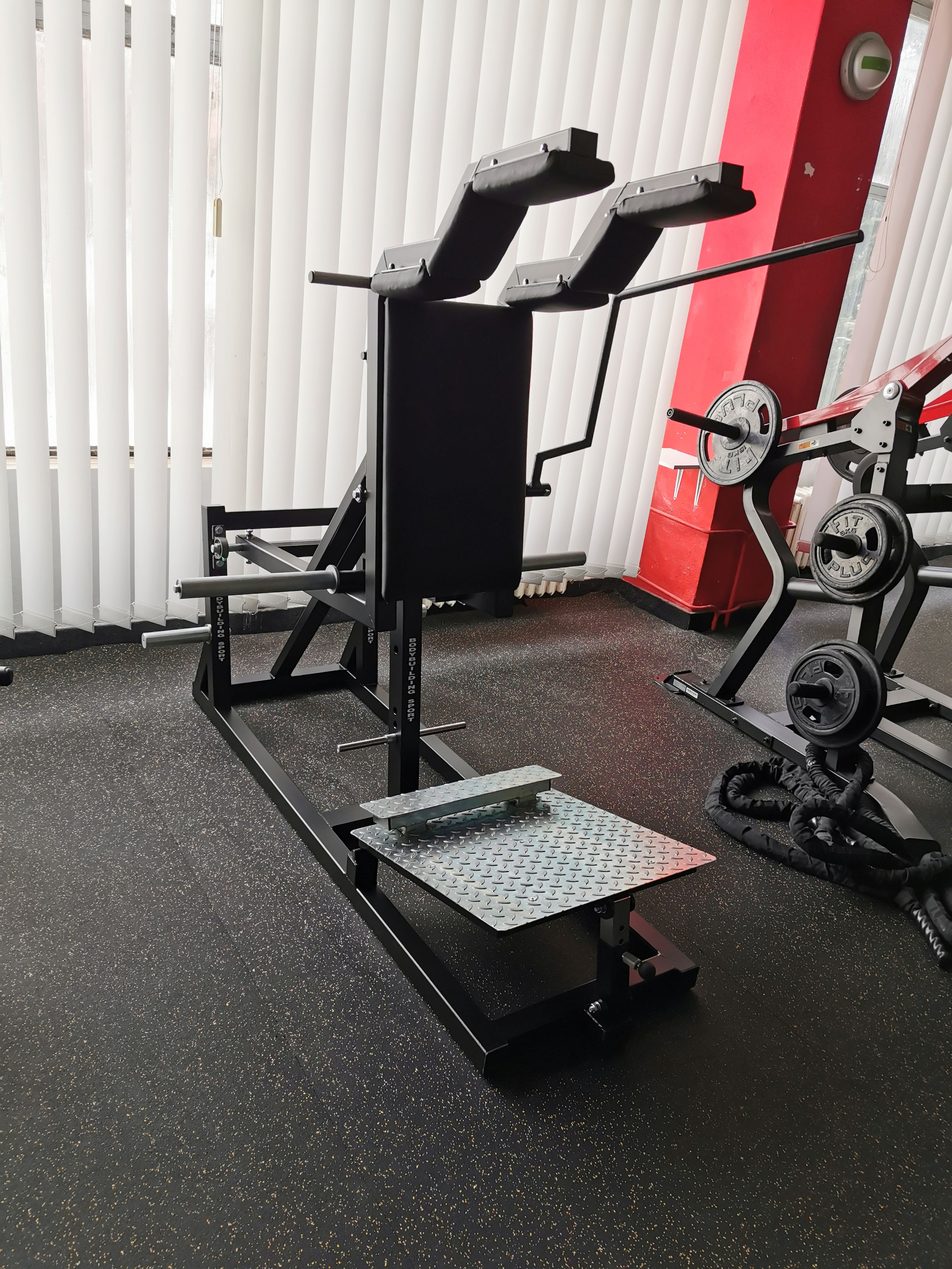 Squat machine